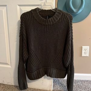 OVERSIZED CHUNKY KNIT SWEATER